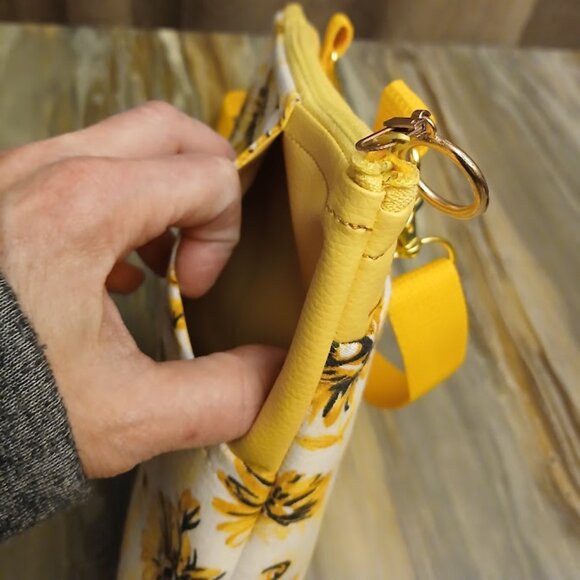 New Travel Sling Crossbody Yellow White Pebbled faux leather & Daisy fabric Gold - Picture 9 of 15